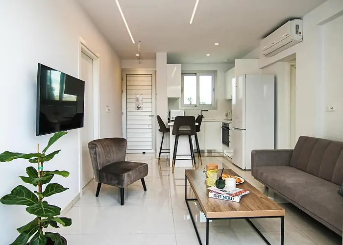 Phaedrus Living - Seaside Executive Flat Harbour 208 *