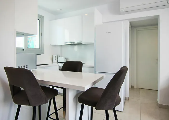 Phaedrus Living - Seaside Executive Flat Harbour 208 * Paphos